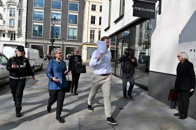 Polluting Water and Fossil Fuel Bosses Are Being Put Under Citizen’s Arrest for Causing a ‘Public Nuisance’