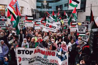 Pro-Palestinian demonstrators gather outside the BBC’s Broadcasting House on Portland Place, London, to protest the broadcaster’s coverage of the ongoing conflict in Gaza in May 2025. Photo: Oleksii Ovcharenko / Alamy