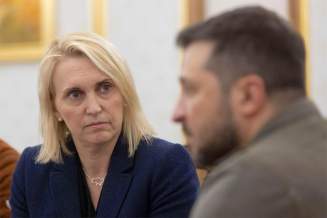 Bridget Brink with Volodymyr Zelensky in Kyiv in 2022